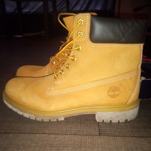 Like new Timberland wheat boots